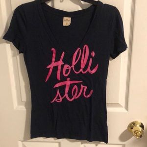 Hollister. Women’s deep V-neck graphic classic T-shirt.